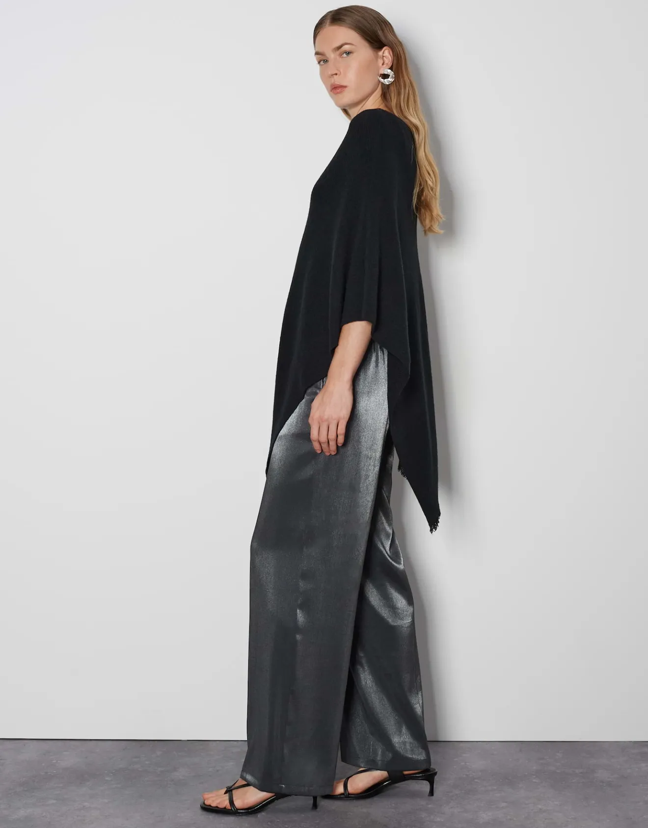Discount Asymmetrischer Poncho BABIENE aus weichem Woll Mix Strick|Accessoires