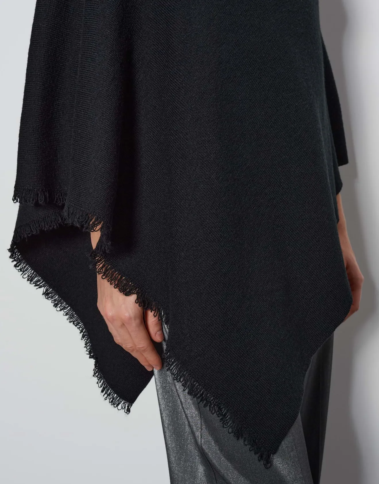 Discount Asymmetrischer Poncho BABIENE aus weichem Woll Mix Strick|Accessoires