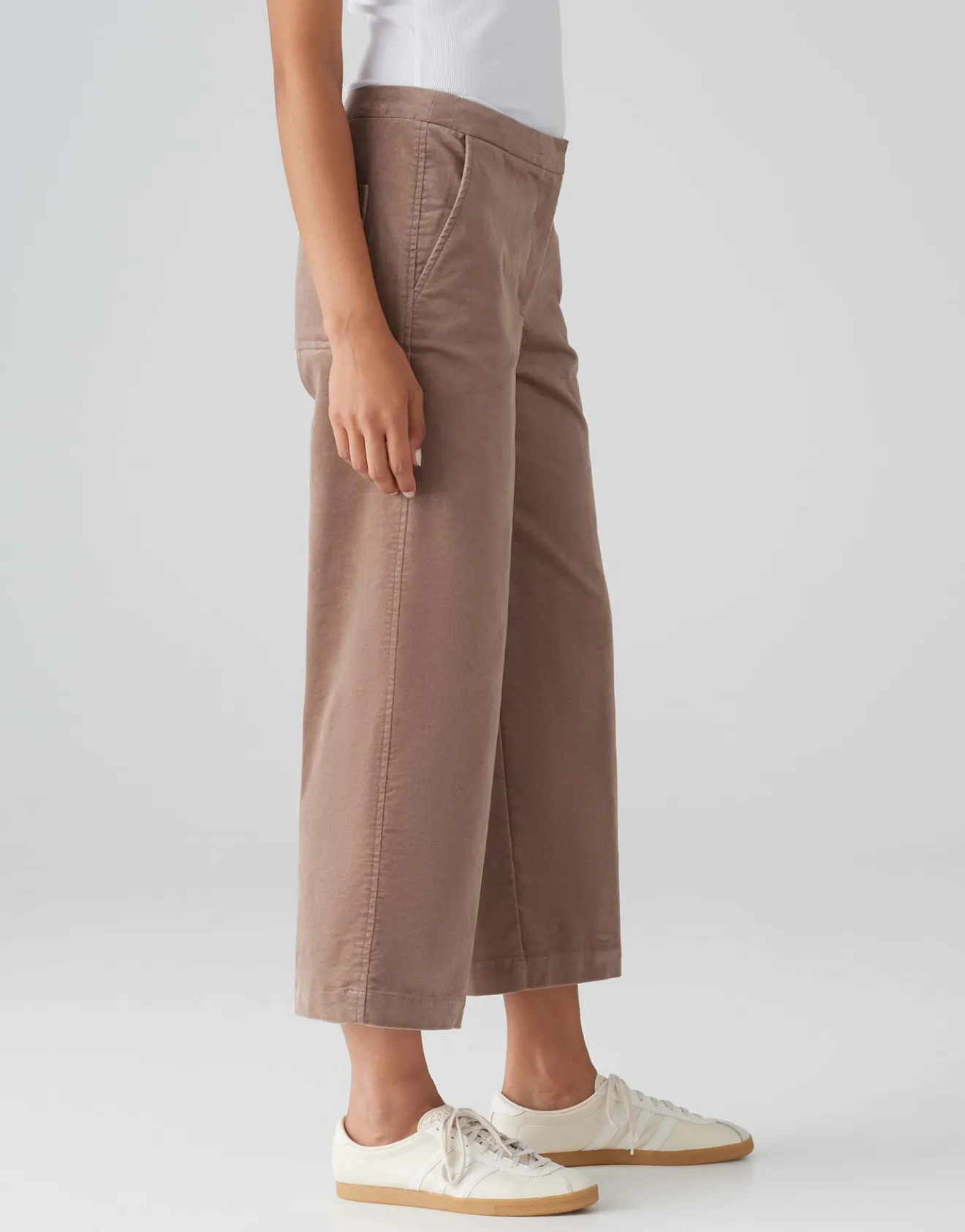 Shop Wide Cropped Pants MONDAI aus weichem Samt Hosen